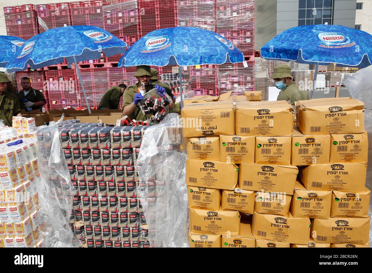 Modiin. April 2020. Israelische Soldaten sammeln und packen für die Verteilung von Lebensmittelpaketen an 350.000 israelische Senioren in einem Logistikzentrum in der zentralen israelischen Stadt Modiin inmitten einer Coronavirus-Pandemie am 5. April 2020. Credit: Gil Cohen Magen/Xinhua/Alamy Live News Stockfoto