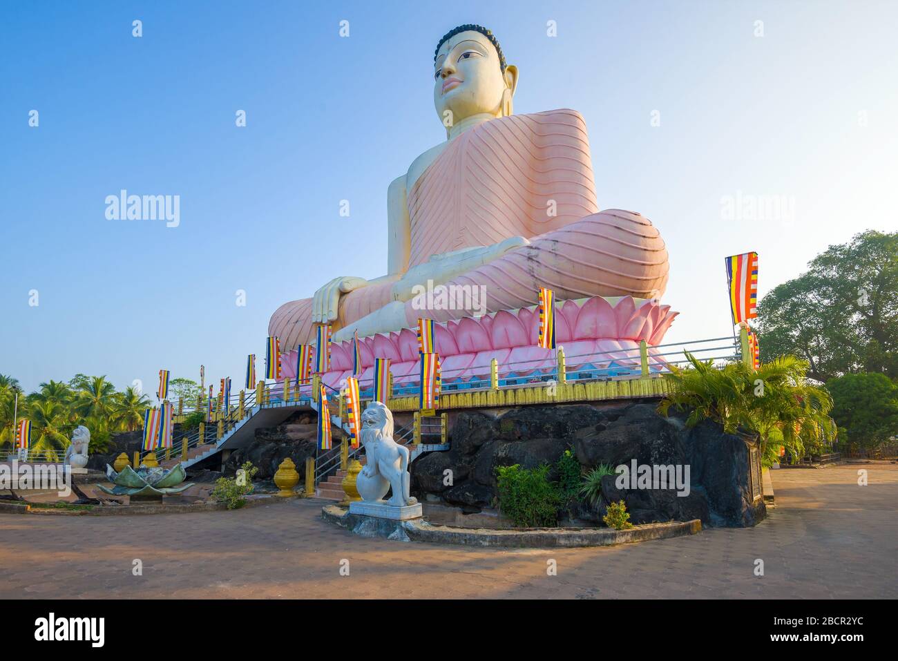 ALUTHGAMA, SRI LANKA - 16. FEBRUAR 2020: Eine riesige Skulptur eines sitzenden Buddha im Kande-Viharaya-Tempel Stockfoto