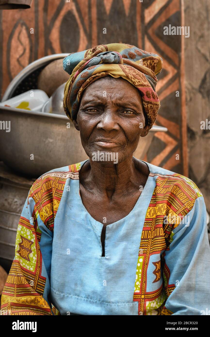 Afrika, Burkina Faso, Region Pô, Tiebele. Porträt einer Frau, die im königlichen Hofdorf in Tiebele lebt Stockfoto