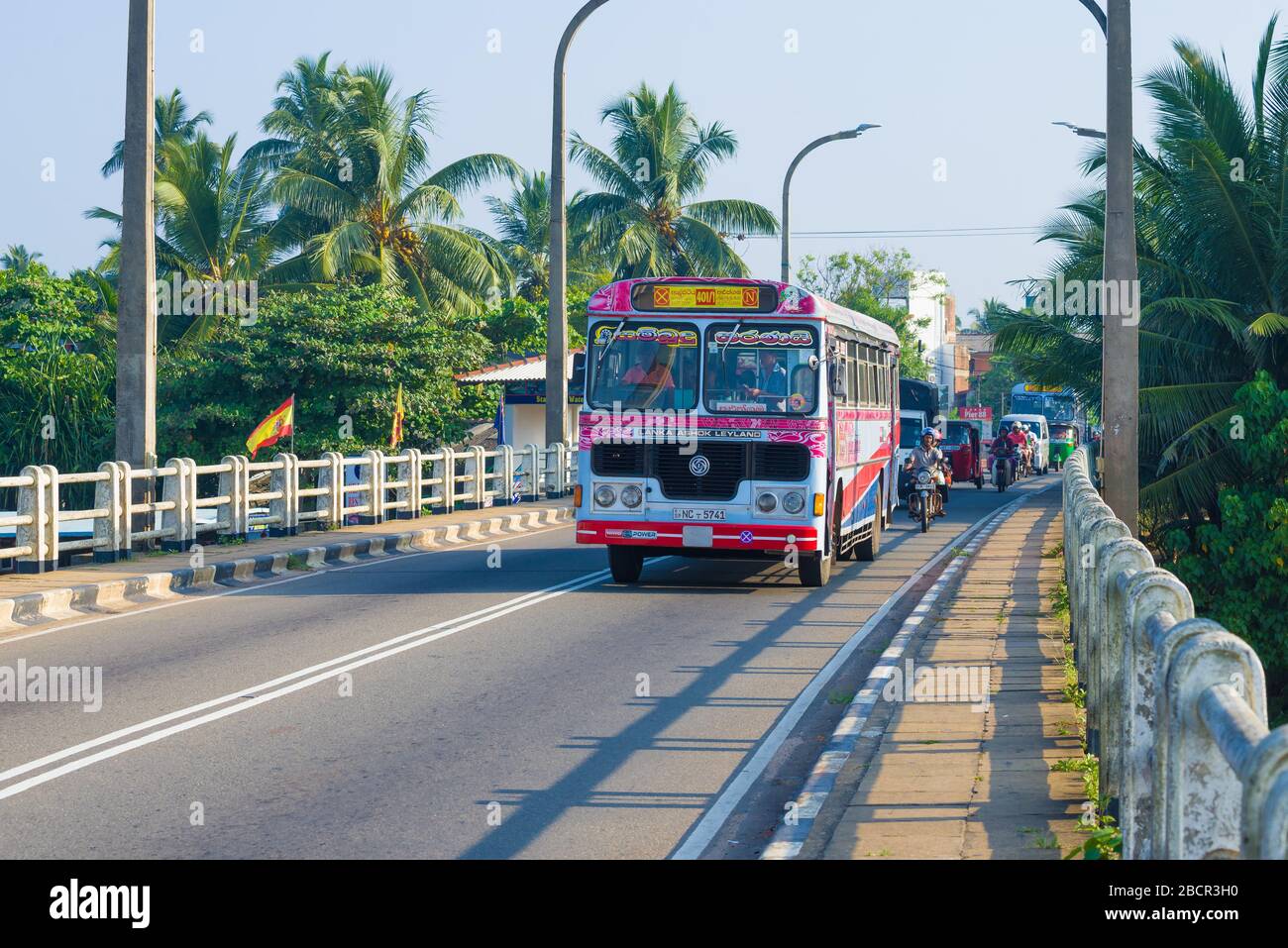 ALUTHGAMA, SRI LANKA - 16. FEBRUAR 2020: Intercity-Bus auf einer Autobrücke an einem sonnigen Tag Stockfoto