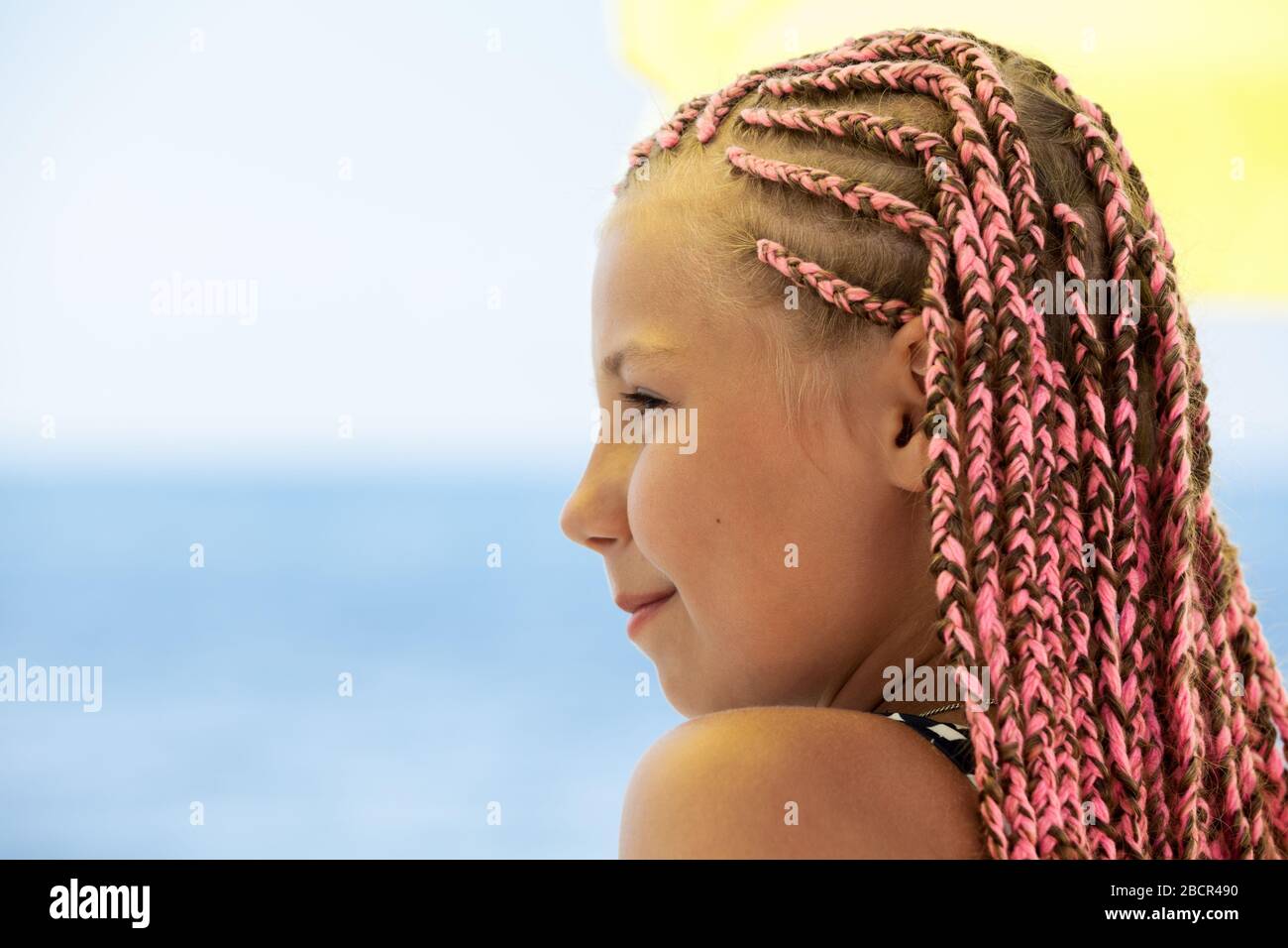 Teenager-Mädchen mit Dreadlocks, Seitenansicht, Copyspace gegen blaues Meer  Stockfotografie - Alamy