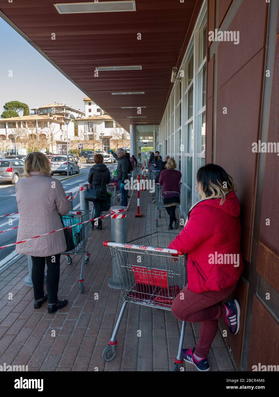 Florenz, Italien - 2020, 4. April: Die europäischen Verbraucher im Supermarkt für Lebensmittelgeschäfte, während der Corona-Virus-Pandemie-Notfälle. Stockfoto