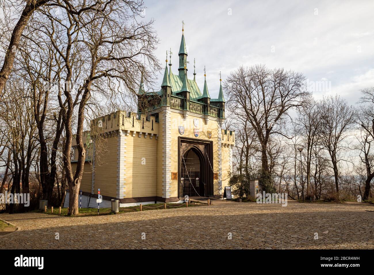 PRAG, TSCHECHIEN - 10. MÄRZ 2020: Mirror Maze auf Petrin Hill Stockfoto
