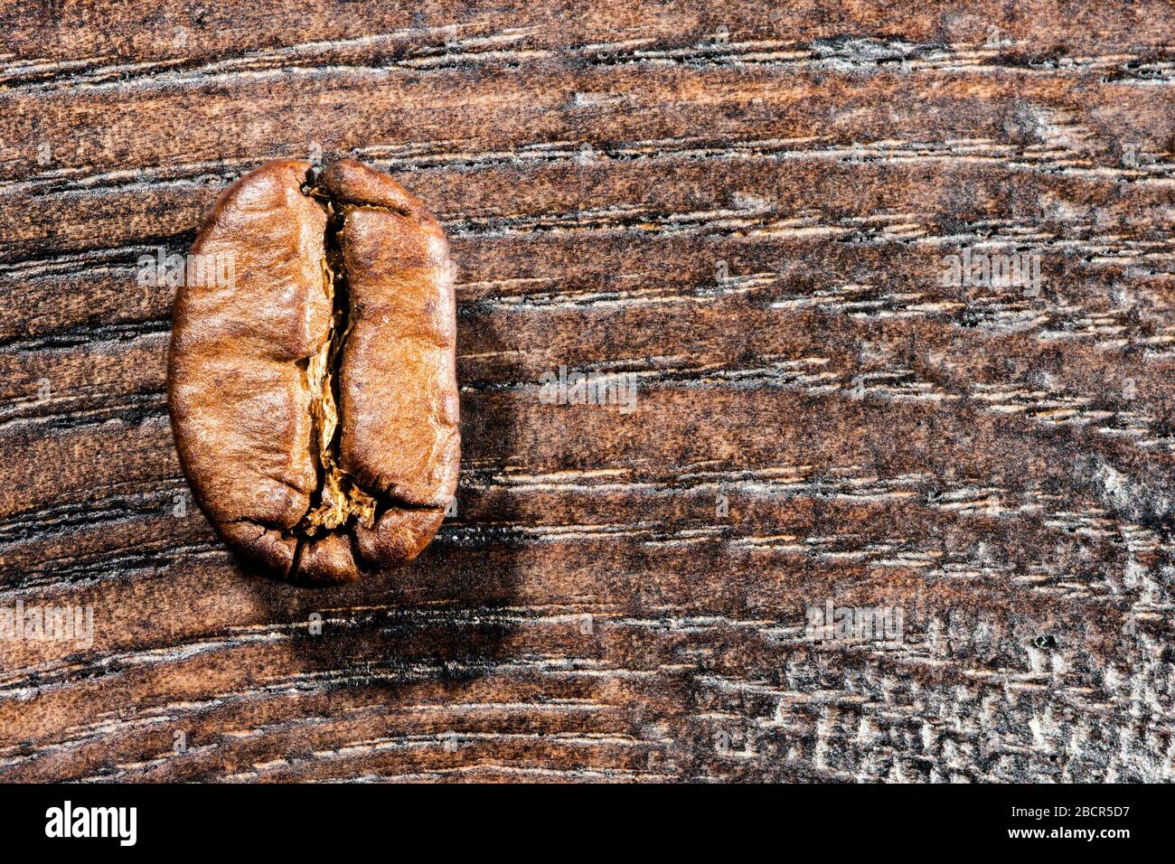 Kaffeebohnen auf hölzernen Hintergrund Stockfoto