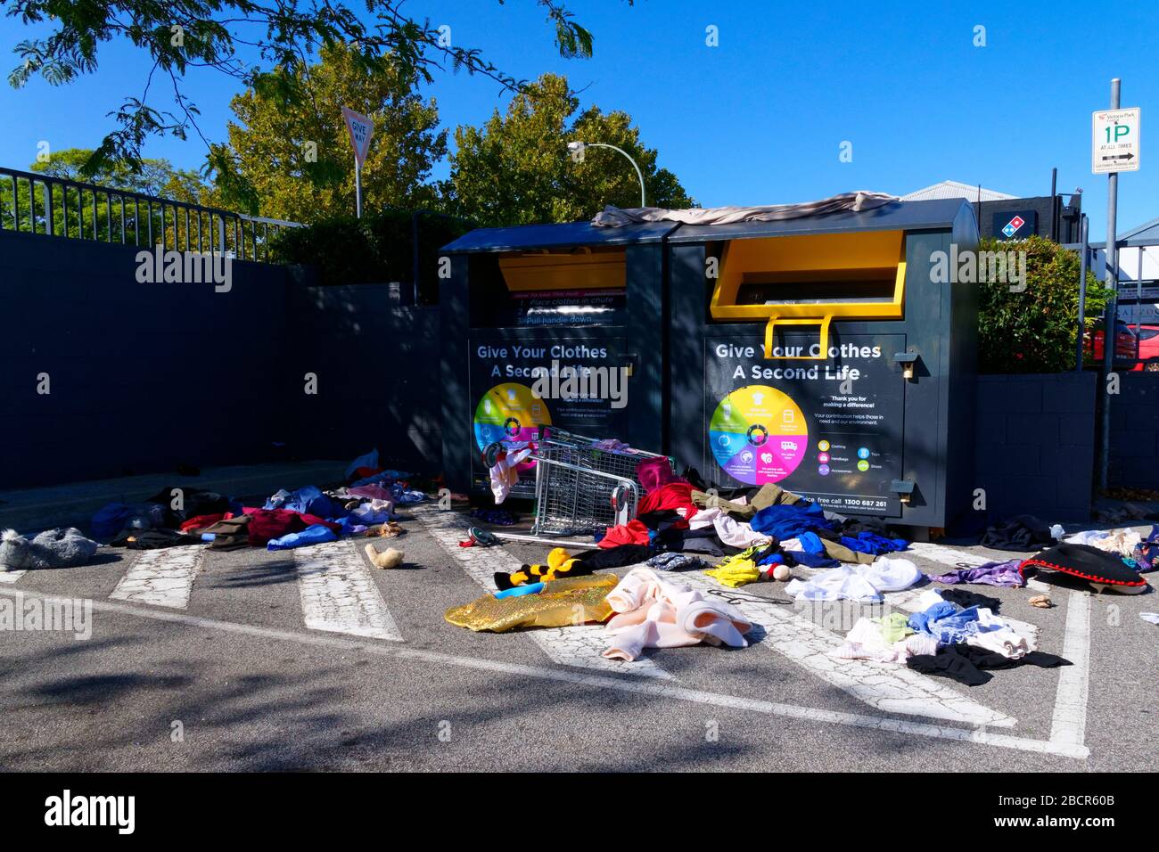 Vandalisiertem Kleiderdepot, Western Australia Stockfoto