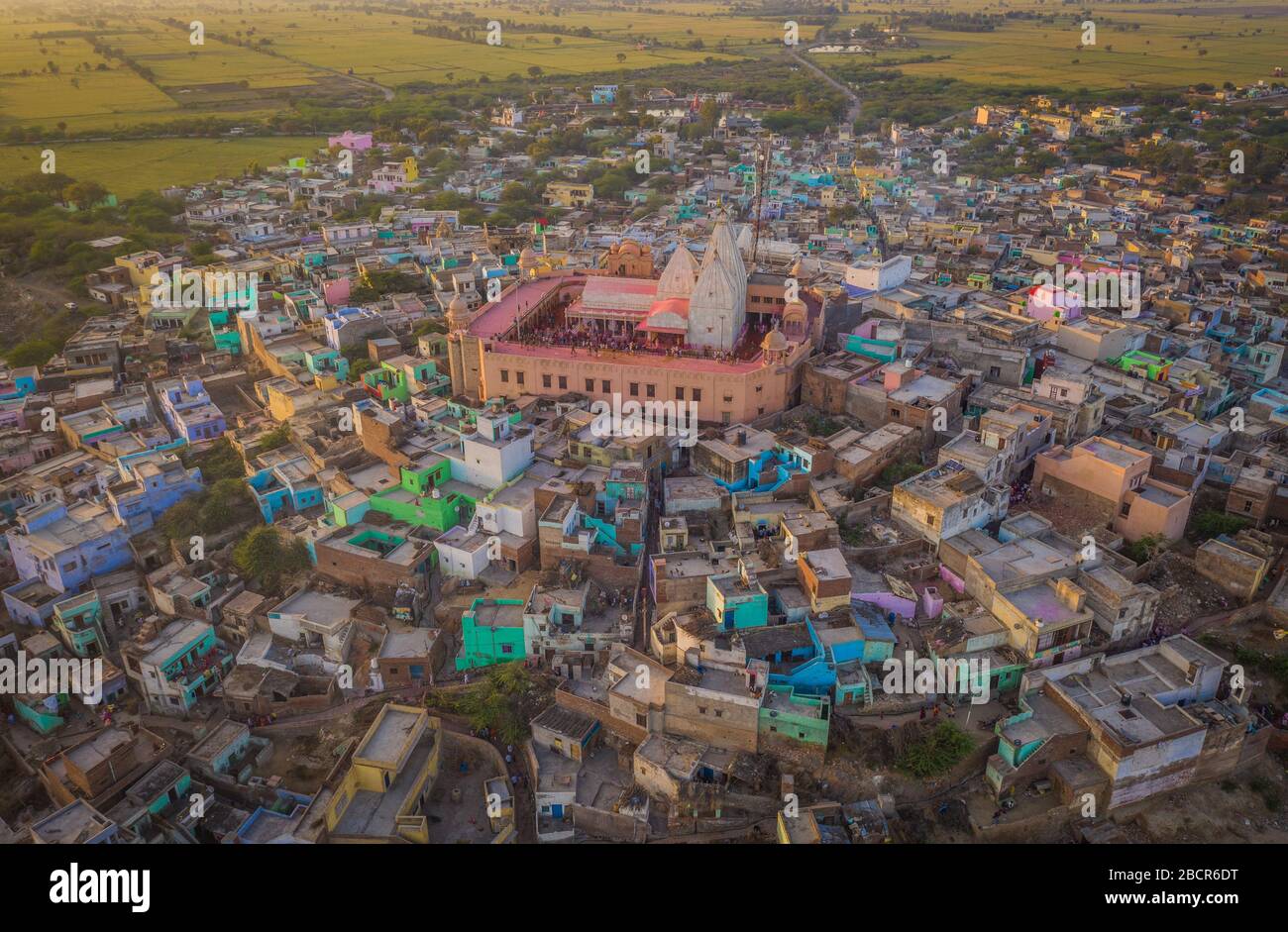 Nandagram Dorf mit Tempel während holi, Indien, Luftdrohne Ansicht Stockfoto