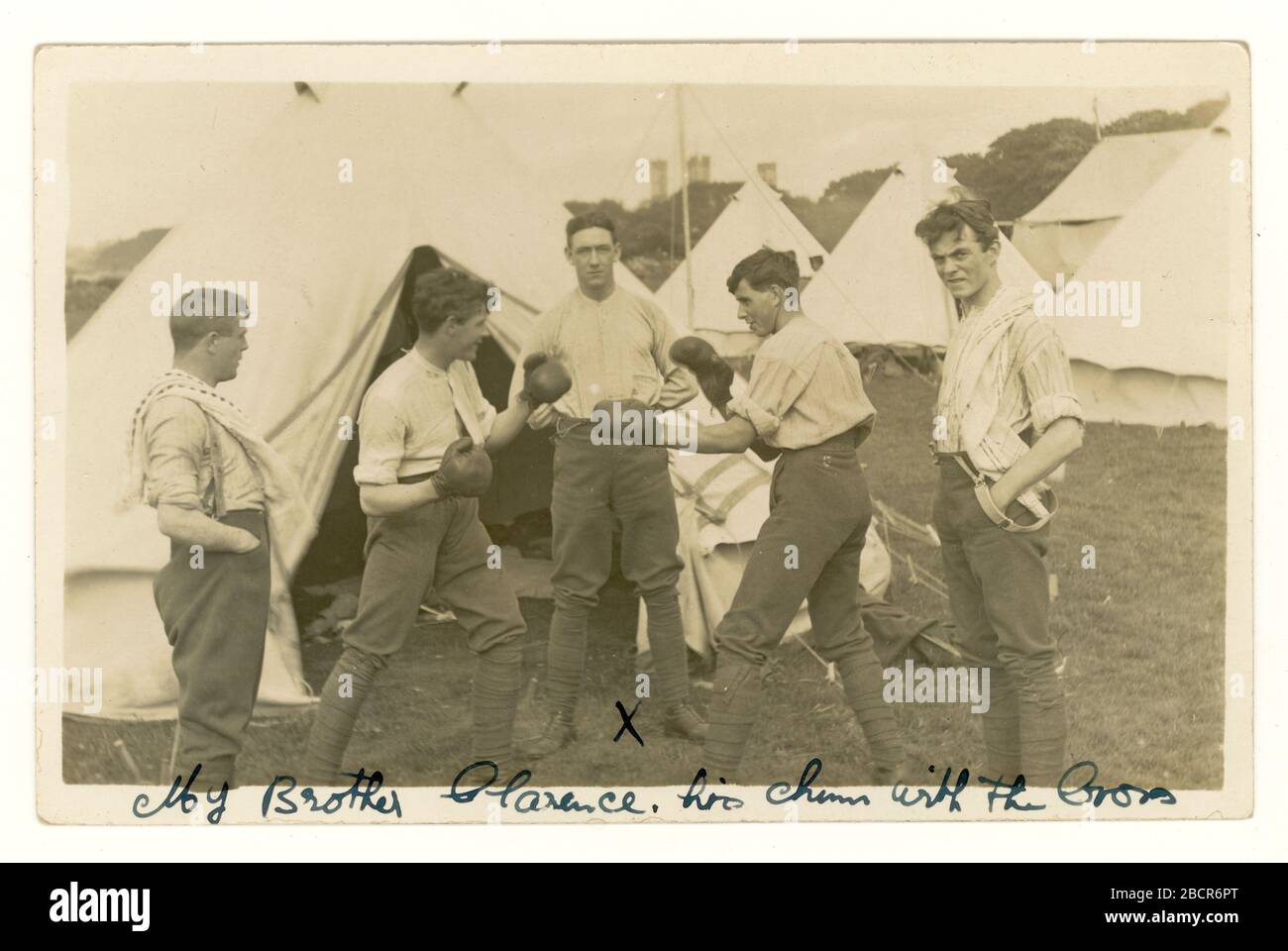 Postkarte junger Männer aus der 1. Generation im Armeelager (möglicherweise im Coed Helen Camp in der Nähe von Carnarvon) Boxen in einem Trainingslager, Carnarvon, (Caernarvon, Caernarfon) Wales, Großbritannien, um das Jahr 1916 Stockfoto