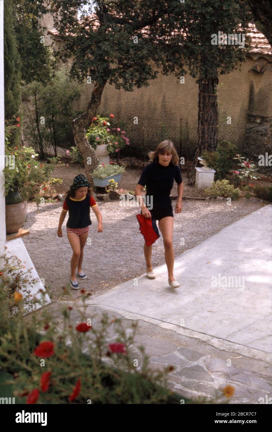 Eine Mutter und Tochter, die 1973 auf der Fahrt zu ihrer Ferienvilla in St Maxime, Südfrankreich, spazieren ging Stockfoto