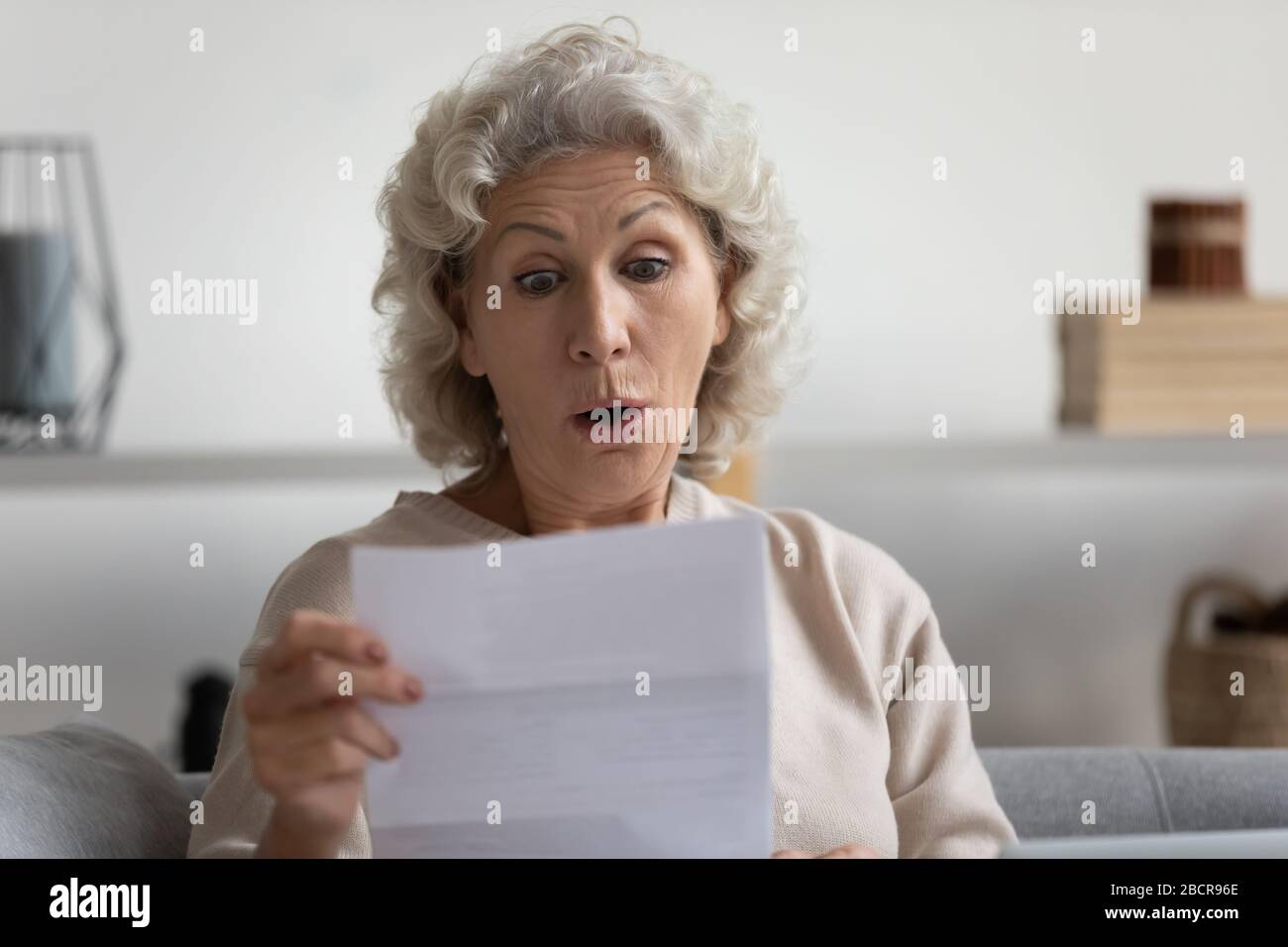 Betonte ältere Großmutter erhielt Kontostand. Stockfoto