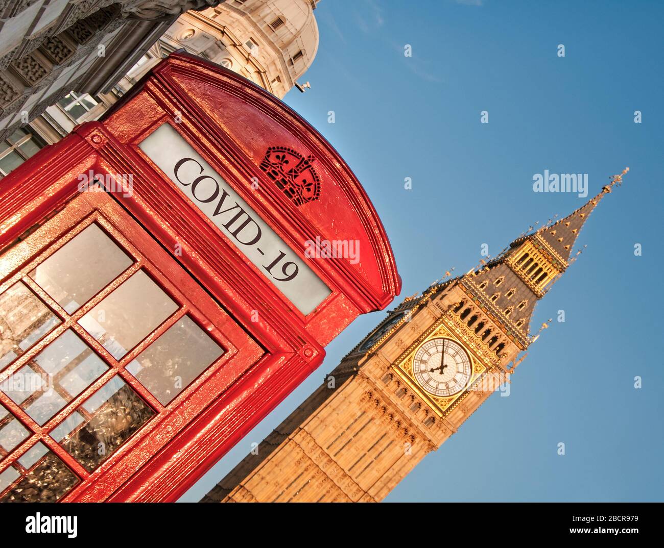 Covid 19 auf British Bright Red Telephone Box und Big Ben, London, England, Großbritannien Stockfoto