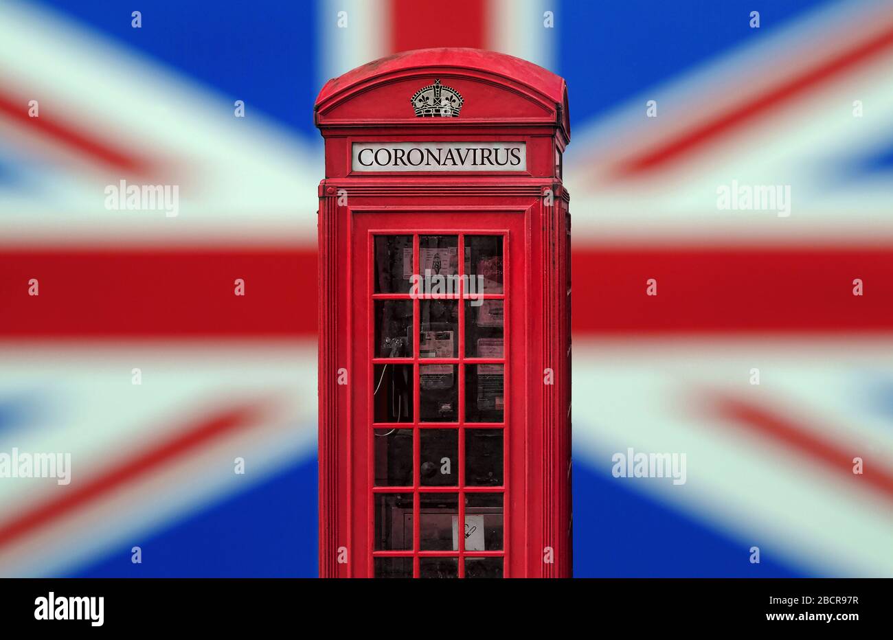 Coronavirus British Red Telephone Box auf Union Jack Hintergrund Stockfoto