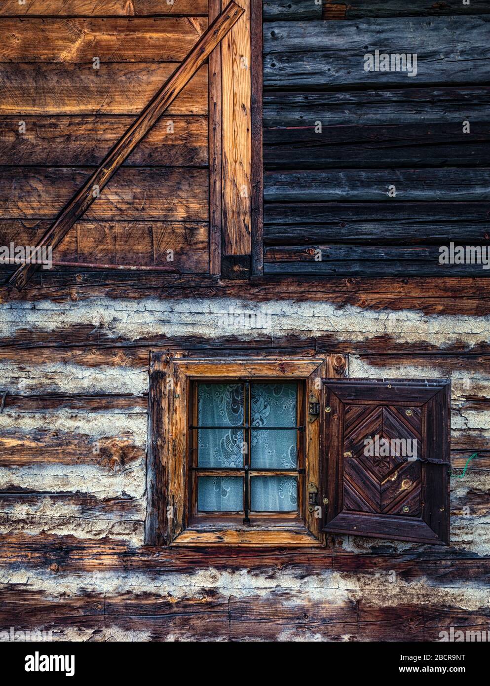 Altes traditionelles Holzfenster mit blauem Glas Stockfoto