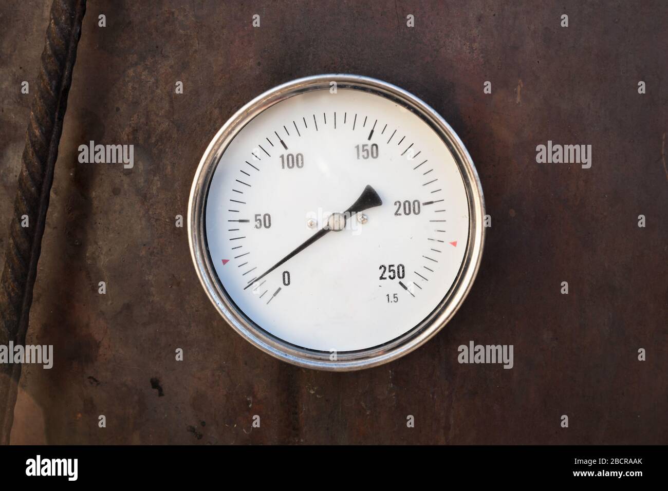 Axiales Thermometer in rostigem Stahlofen montiert, Nahaufnahme Stockfoto