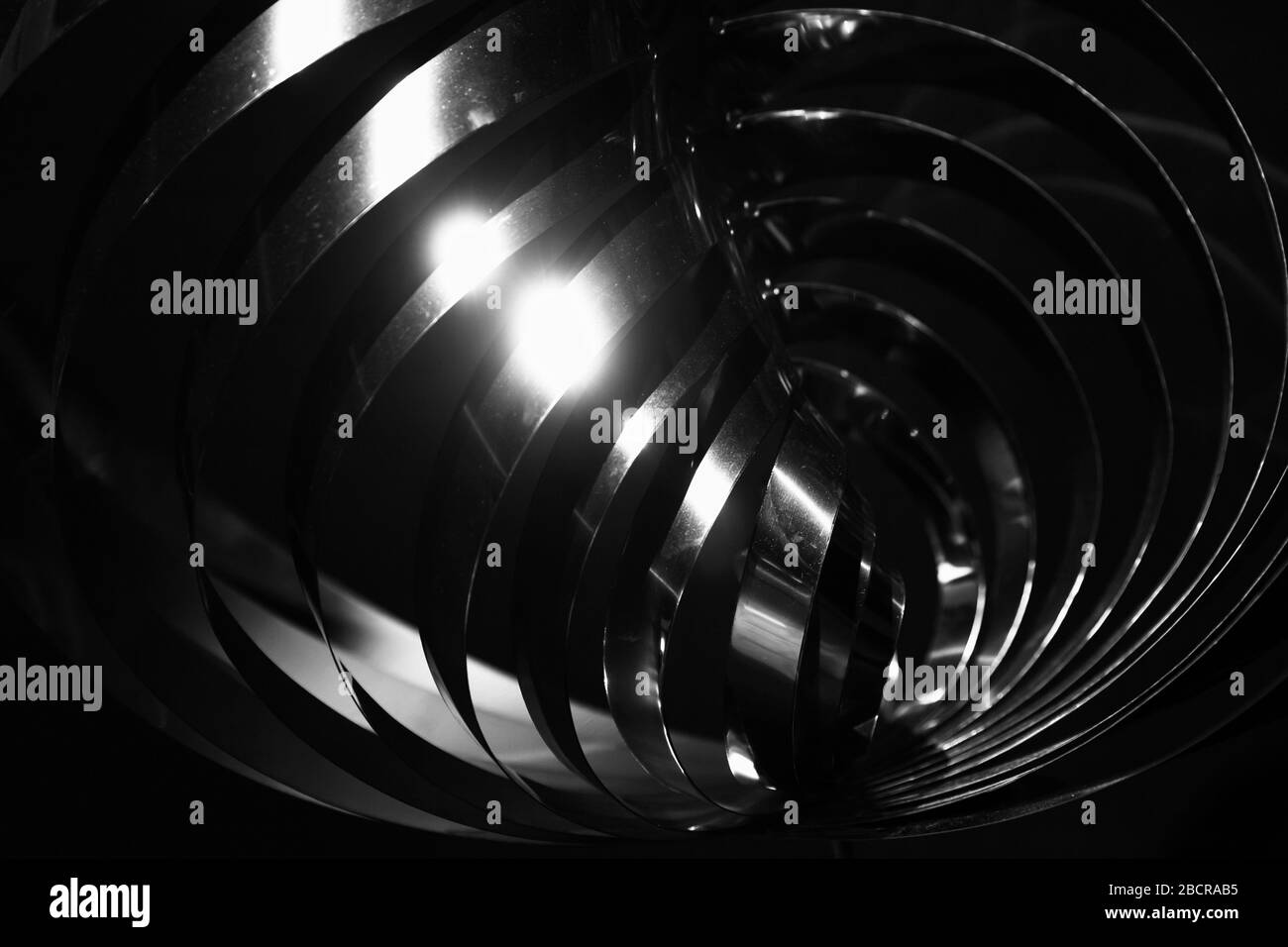 Abstrakt glänzende schwarze Metallstruktur, Schwarz-Weiß-Hintergrundbild Stockfoto