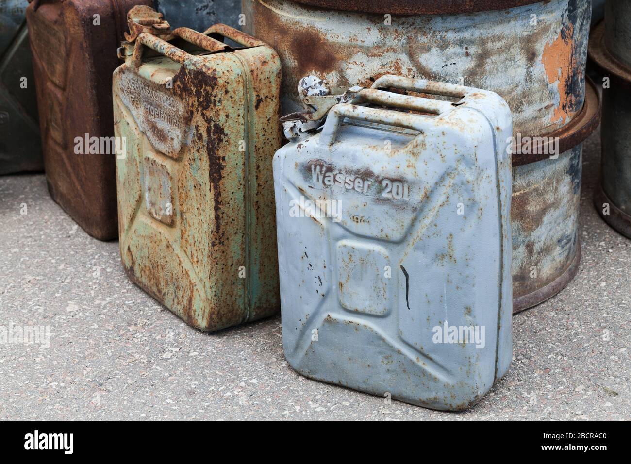 Alte rostige Benzinkanister mit geöffnetem Deckel und ein Trichter isoliert  auf weißem Hintergrund Stockfotografie - Alamy