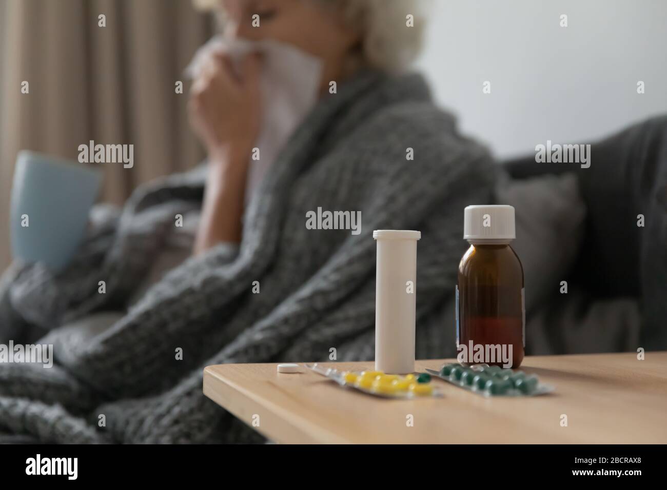 Schließen Sie Glas- und Plastikflaschen mit Pillen auf dem Tisch. Stockfoto