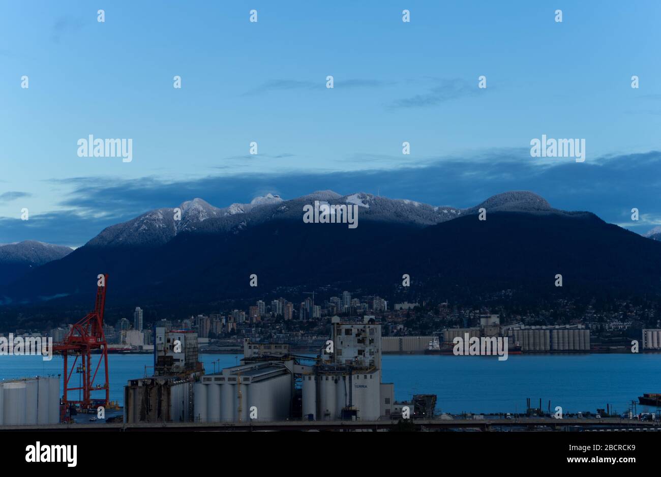 Winter auf dem Gipfel Sommer zu Füßen, EIN schöner Tag zu Füßen der Rocky Mountains Vancouver, Vancouver City, British Columbia, Kanada Stockfoto