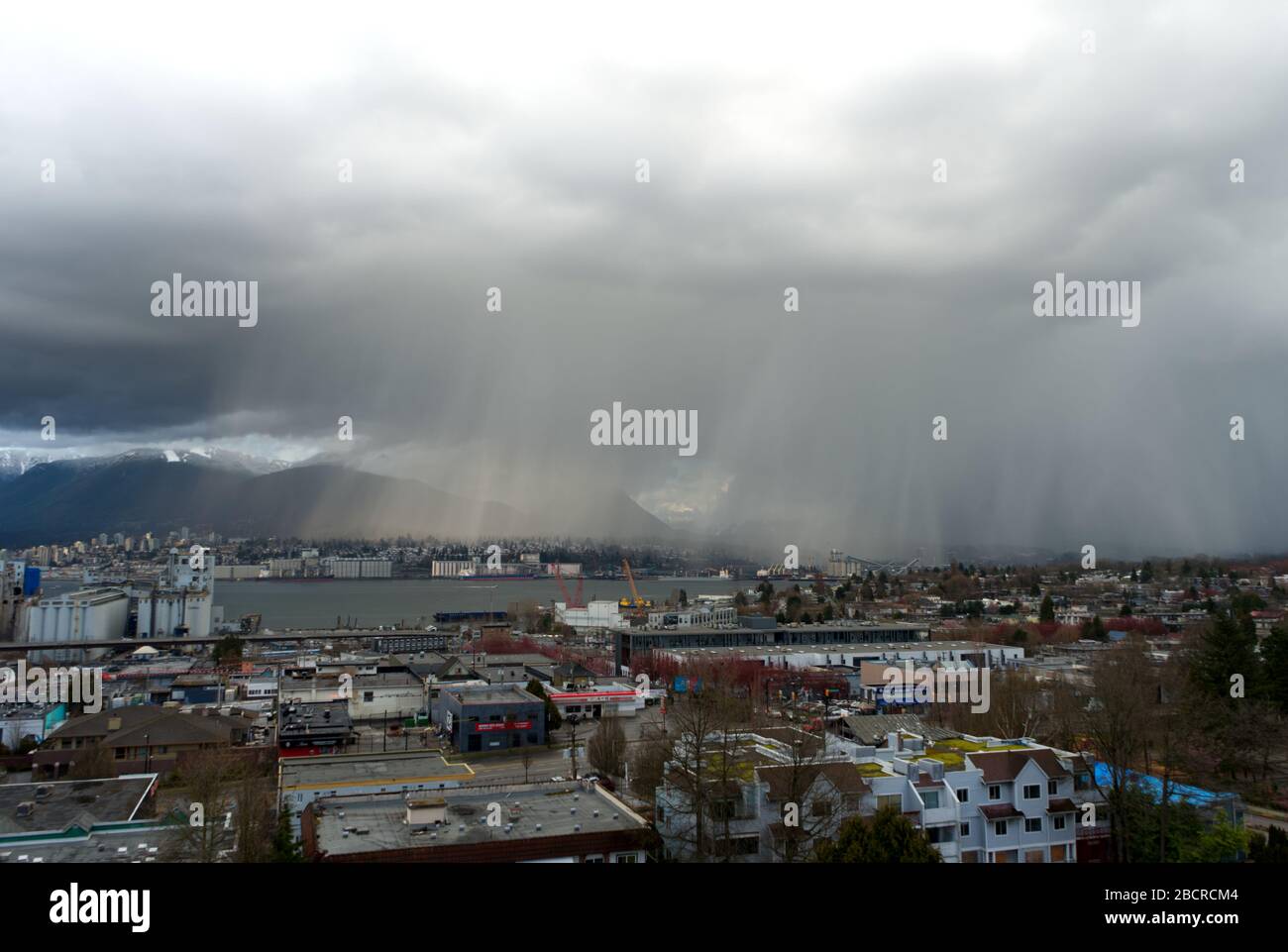 Bedrohlicher Himmel, Wetterlaunen, Wut Sturm Hagel und dunkle Wolken über Vancouver, BC, Kanada Stockfoto