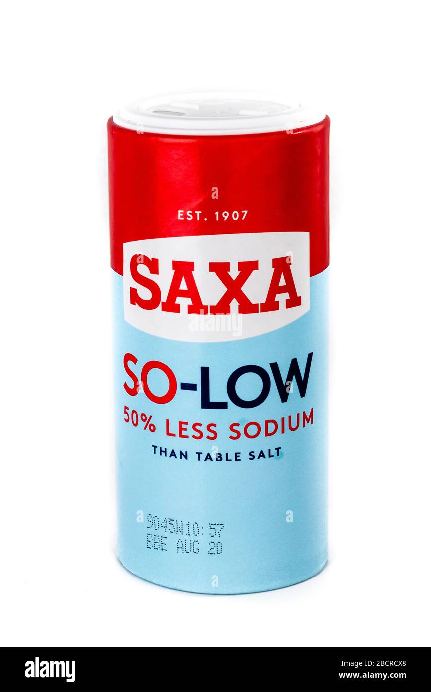 Saxa so salzarm, also salzarm, Saxa, weniger Salz, weniger Natrium, Salz, Natrium, weniger, niedrig, niedrig, weißer Hintergrund, Kopierraum, isoliert, Produkt, Marke Saxa Stockfoto