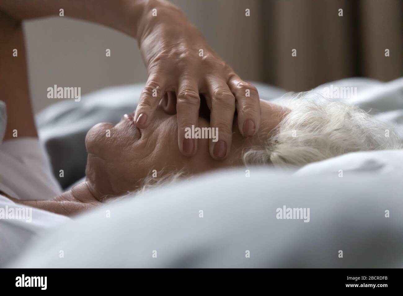 Schlaflose ältere Oma, die einen Mangel an Energie, Schlafnienkonzept spürt. Stockfoto