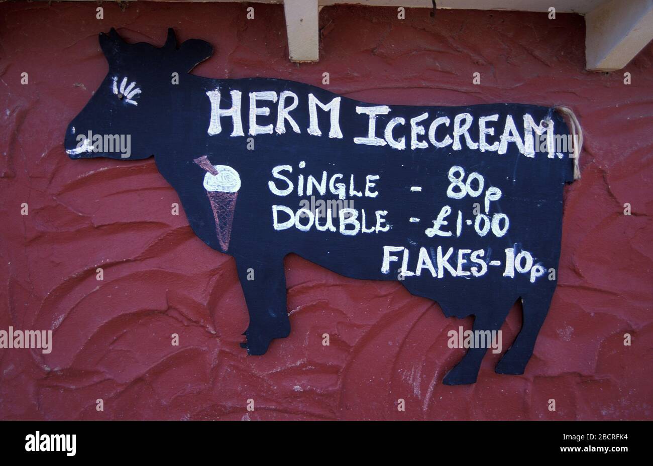 Schild am Strand, Insel Herm, Kanalinseln, Großbritannien, Europa Stockfoto