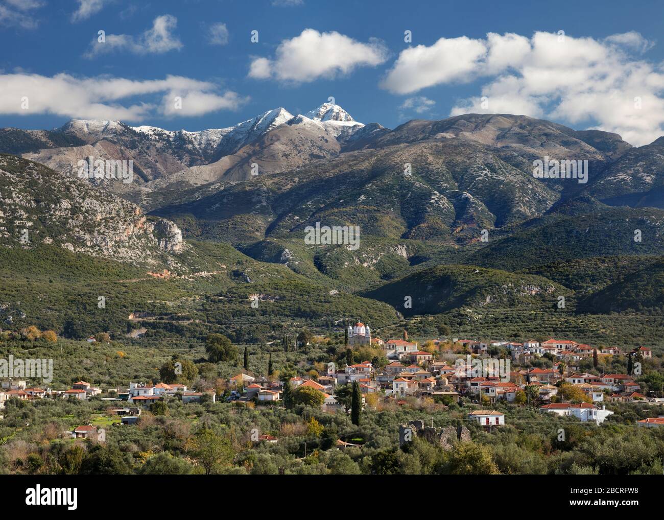 Kambos Dorf auf der Halbinsel Mani auf der Peloponnes von Griechenland mit dem Taygetos Gebirge darüber hinaus. Stockfoto