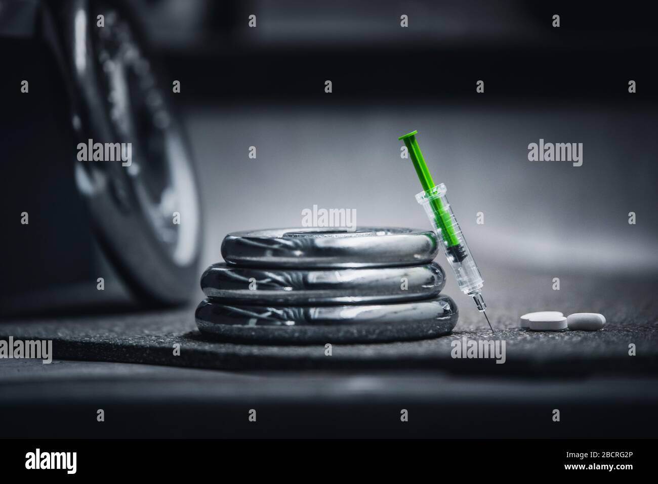 Hanteln mit Pillen, auf schwarzem Hintergrund Stockfoto