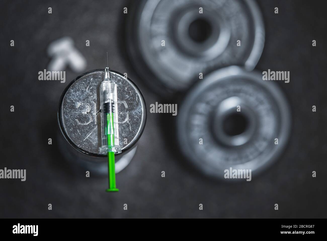 Doping im Fitnessstudio, Bodybuilding Cheating Photo, schwarzer Hintergrund Stockfoto