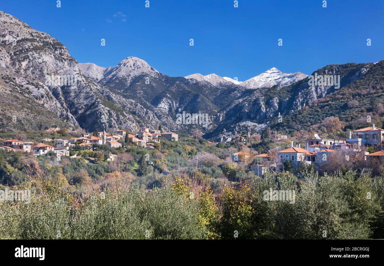 Exochori- und Chora-Dörfer auf der Halbinsel Mani auf der Peloponnes mit Schnee auf den Taygetos-Bergen darüber hinaus Stockfoto