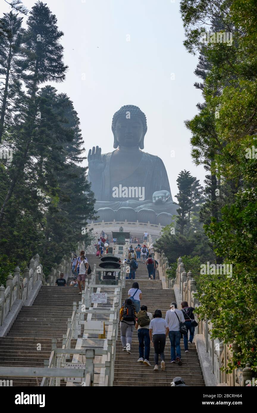 Der Tian Tan Buddha, auch Tiantan Buddha, ist eine Buddhastatue aus Bronze in Ngong Ping auf der Insel Lantau in Hongkong Stockfoto