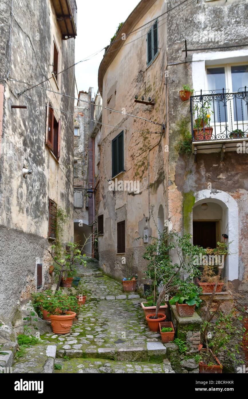 Eine enge Straße in einem kleinen Dorf in Mittelitalien Stockfoto