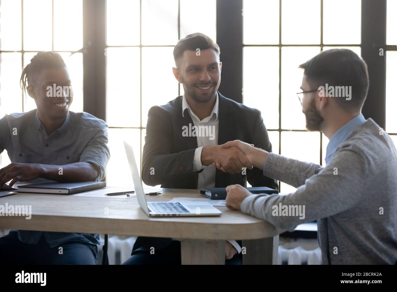 Erfolgreicher Geschäftsmann im Anzug schüttelnde Hand des Geschäftspartners. Stockfoto