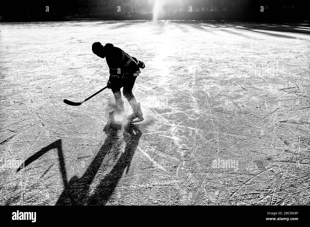 Silhouette junger Eishockeyspieler, die sich auf dem Natureis lustig machen. Original, Sport, Wintertapete Stockfoto