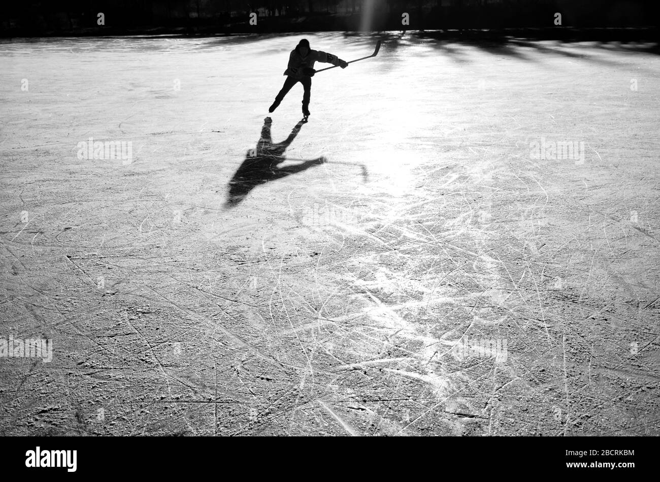 Silhouette junger Eishockeyspieler, die sich auf dem Natureis lustig machen. Original, Sport, Wintertapete Stockfoto