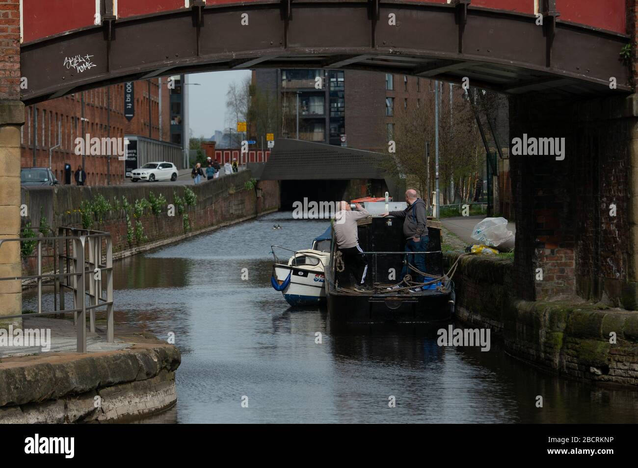 Manchester, Großbritannien. April 2020. Zwei Männer trinken am Sonntag, 5. April 2020, auf einem Kahn auf dem Rochdale Canal in Ancoats, Stadtzentrum von Manchester, Dosen Bier. (Credit: Pat Scaasi/MI News) Credit: MI News & Sport /Alamy Live News Stockfoto