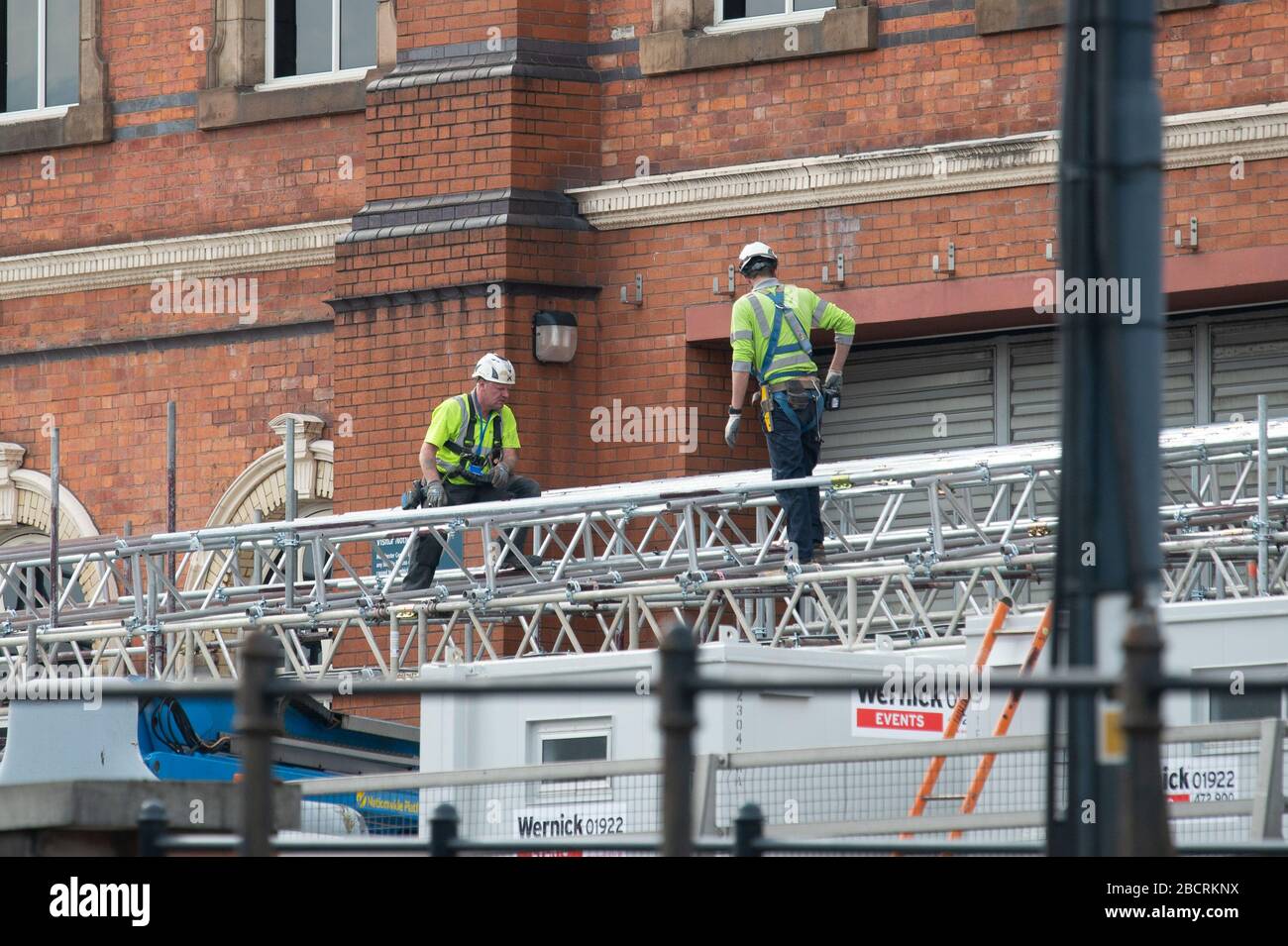 Manchester, Großbritannien. April 2020. Am Sonntag, den 5. April 2020, arbeiten zwei Mitarbeiter weiterhin an der neuen Umwandlung des NHS Nightingale Hospital in Manchester Central. (Credit: Pat Scaasi/MI News) Credit: MI News & Sport /Alamy Live News Stockfoto