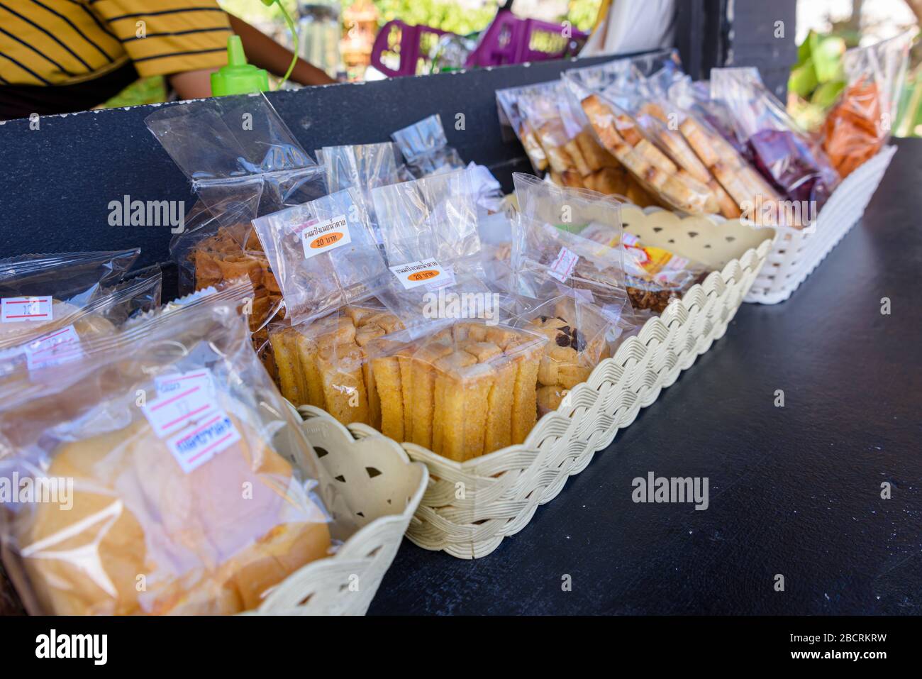 Gebackene Snacks zum Verkauf in einem Straßencafé, Phuket, Thailand Stockfoto