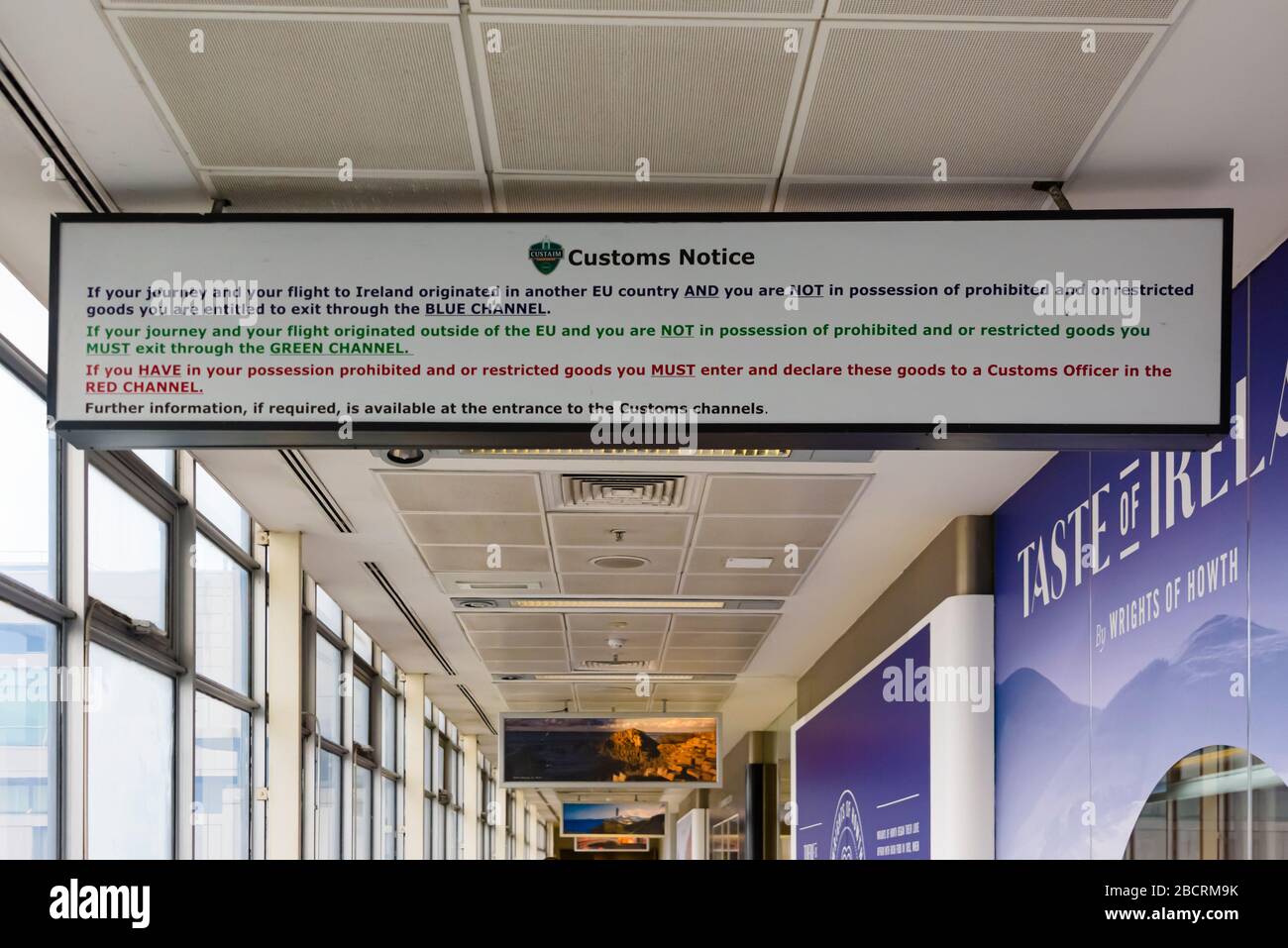 Schild am internationalen Ankunftsterminal des Flughafens Dublin, der den Passagieren anweist, die blauen, grünen oder roten Kanäle zu verwenden, je nachdem, wo sie oder sind Stockfoto