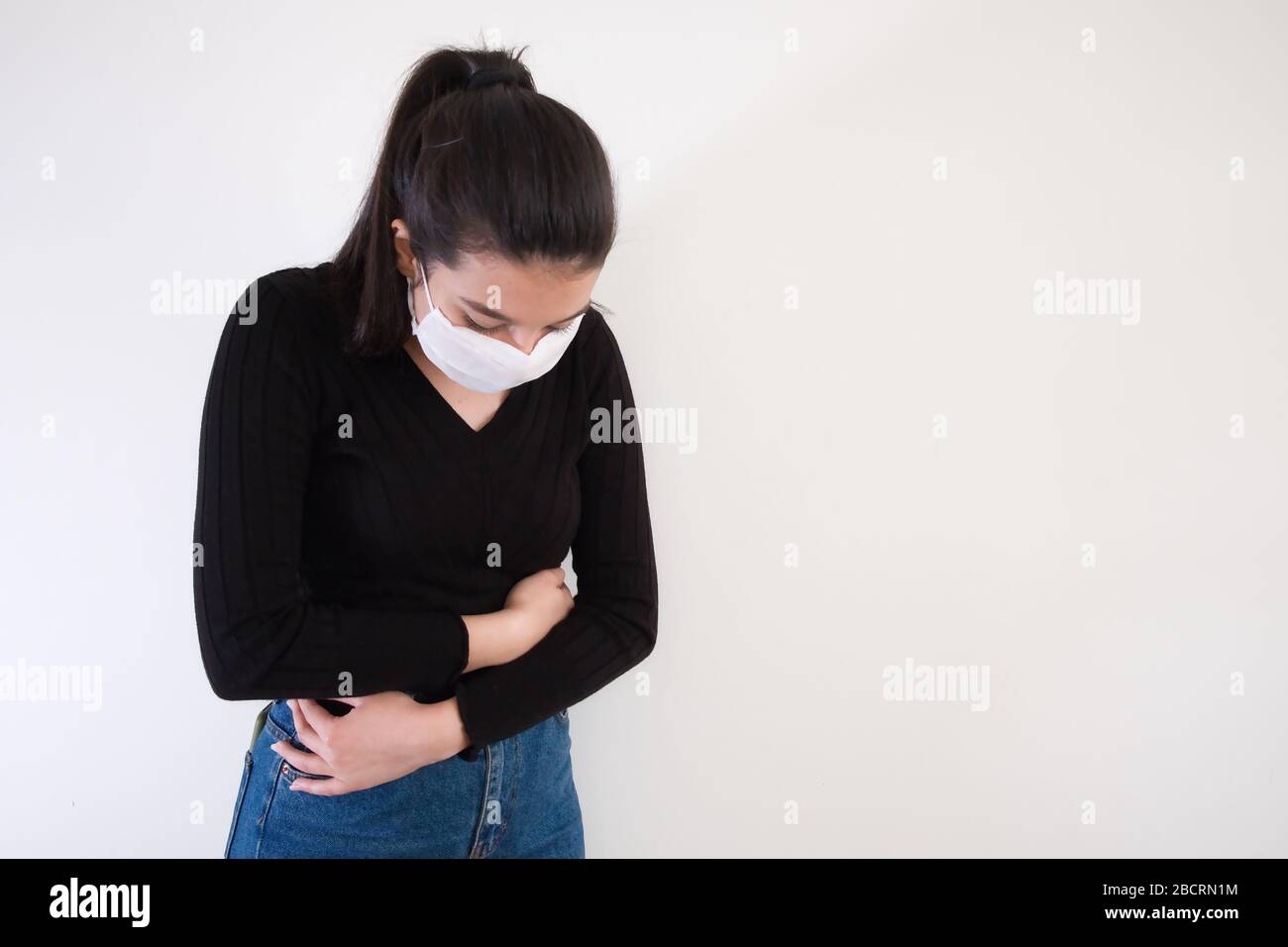 Asian Woman Coronavirus Covid 19 Symptome einer Pandemie. Husten- und Rachenschmerzen sind eines der Symptome einer pandemischen Coronavirus-Infektion Stockfoto