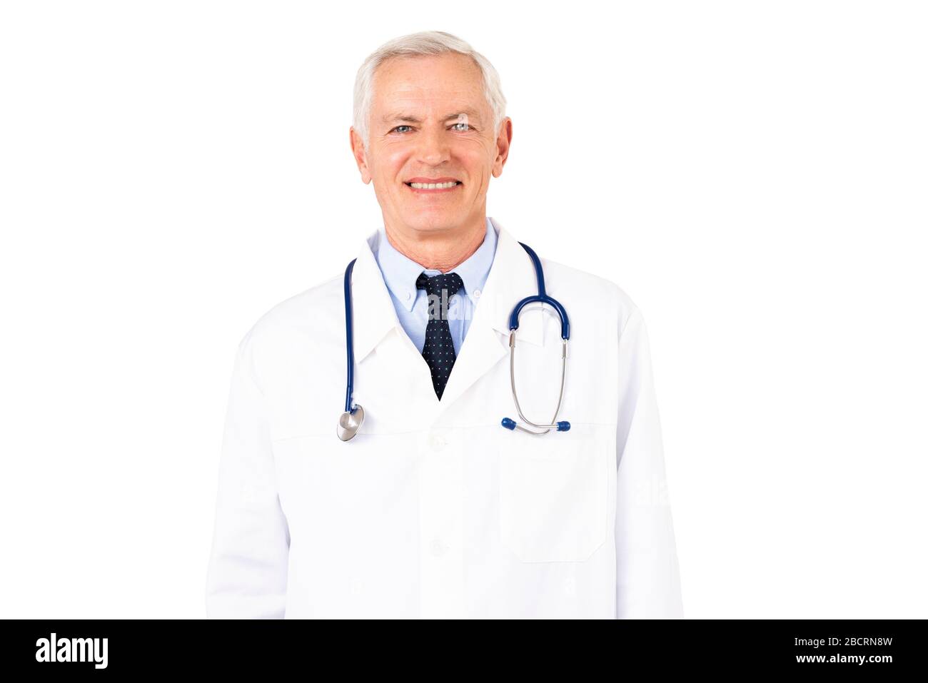 Portraitaufnahme eines männlichen Oberarztes mit Stethoskop um den Hals mit Uniform, während er auf isoliertem weißem Hintergrund steht. Stockfoto