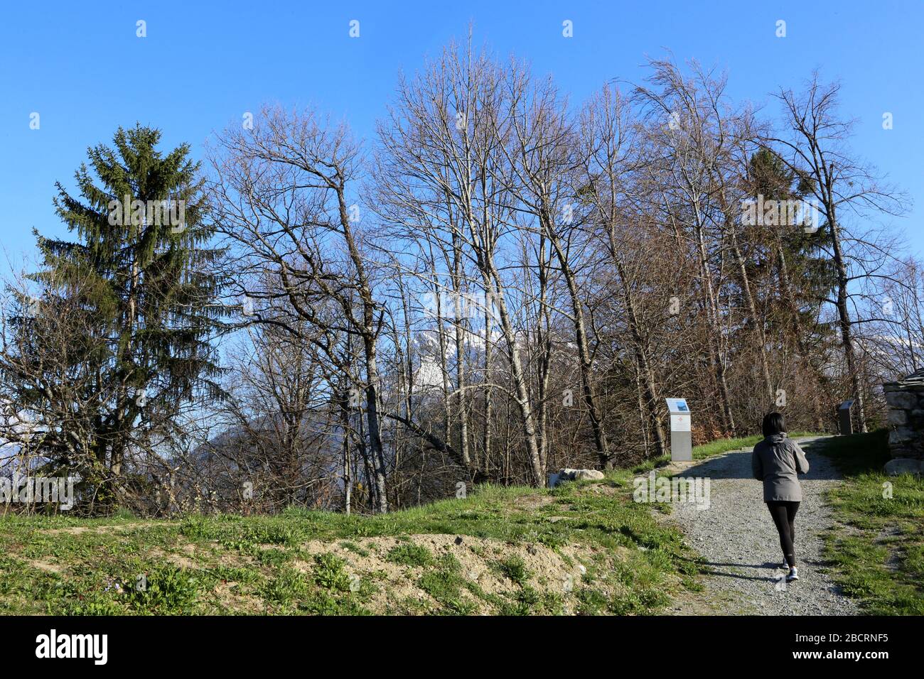 Randonneuse sur une chemin menant en forêt. Saint-Gervais-les-Bains. Haute-Savoie. Frankreich. Stockfoto