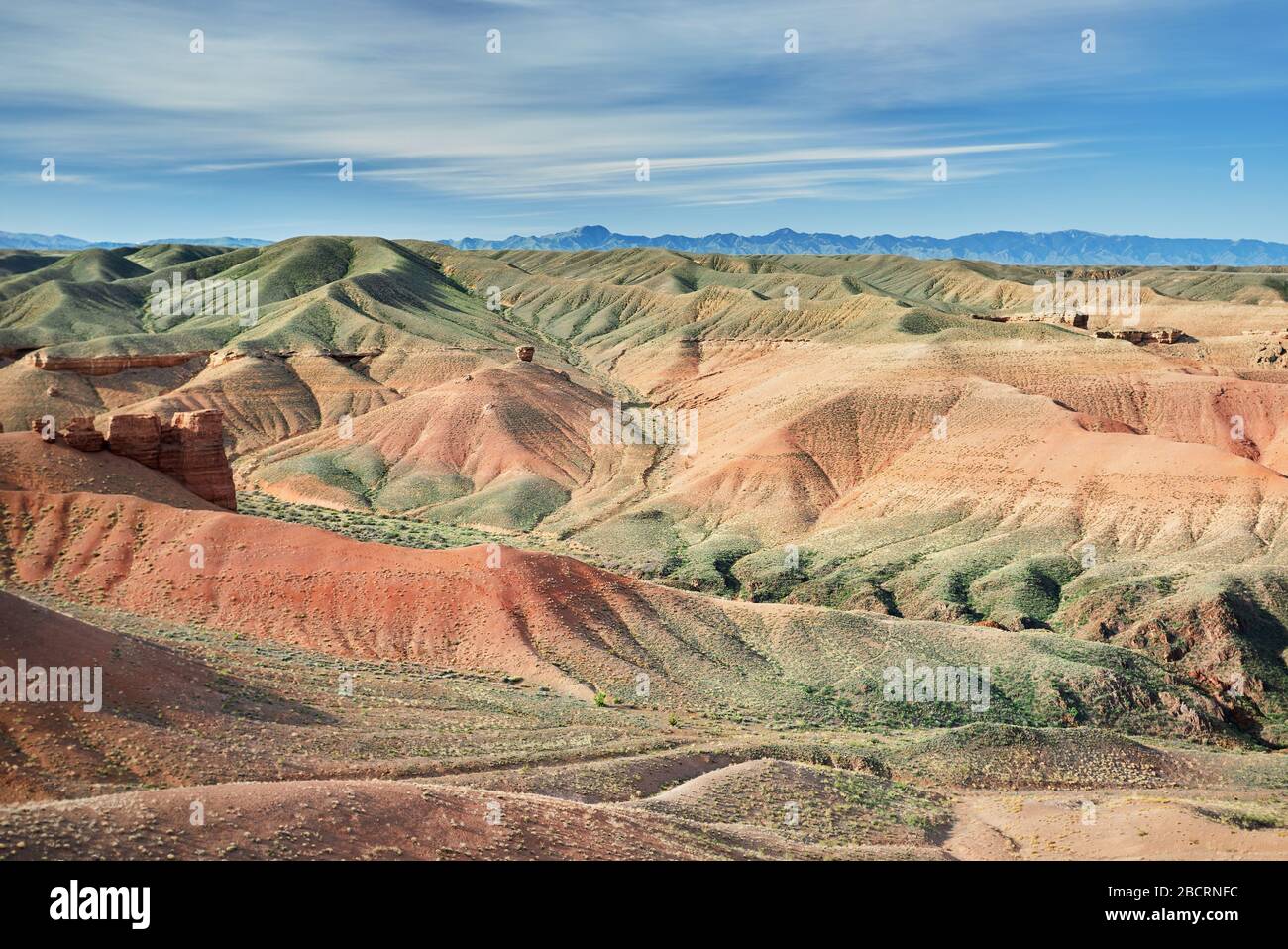 Landschaft von Hügeln und Felsen im Charyn-Canyon in Kasachstan Stockfoto