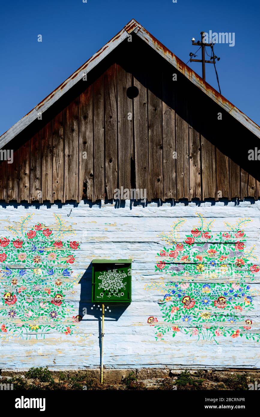 Blumenschmuck an der Wand eines typischen Hauses im Dorf Zalipie in polen Stockfoto