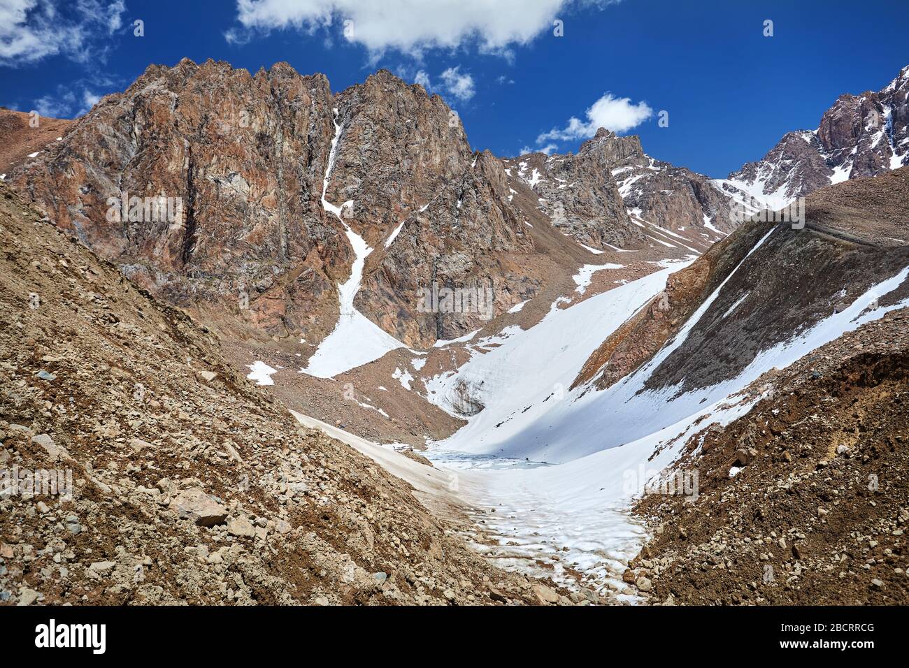 Die schöne Landschaft der Berge mit Gletscher und den See im Schnee Stockfoto