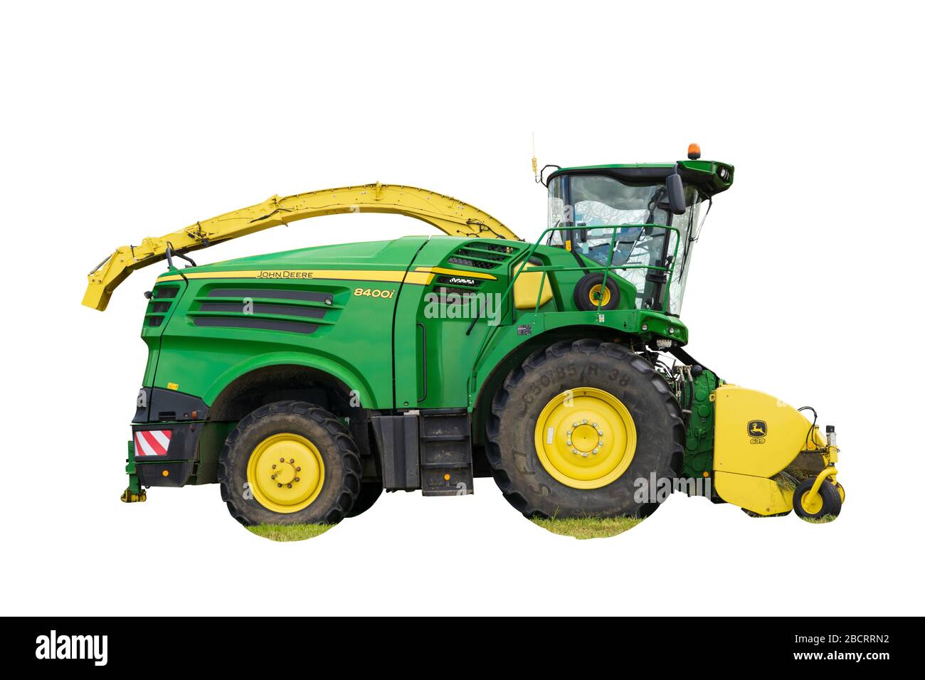 Grüner John Deere 8400i selbstfahrender Feldhäcksler aus dem Hintergrund. Green Tye, Much Hadham, Hertfordshire. GROSSBRITANNIEN Stockfoto