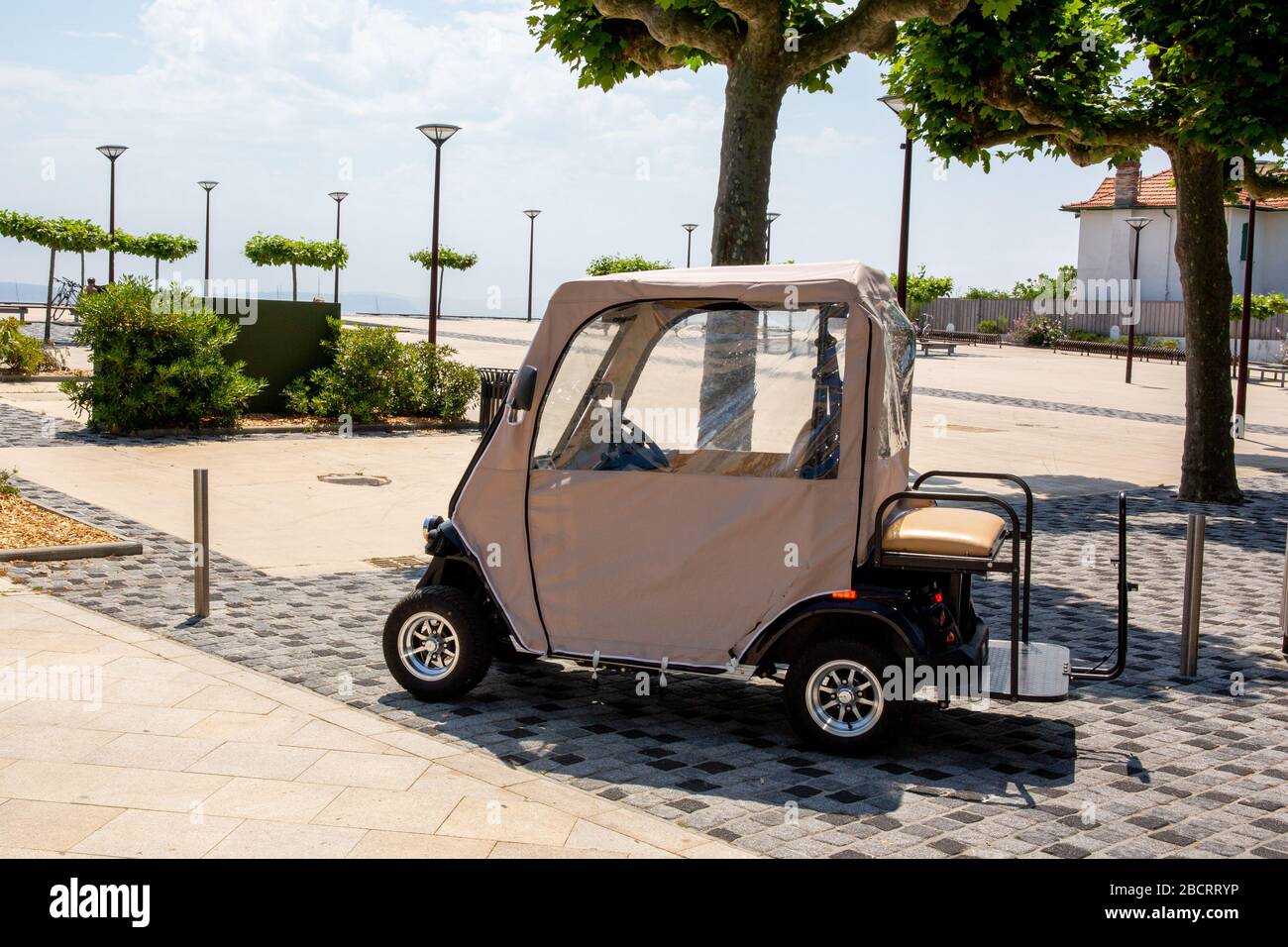 Bordeaux , Aquitaine / Frankreich - 03 03 2020 : EZGO Golf Cart Auto mit weichem Top Regenschutz in der Stadt Straße für Touristen Stockfoto