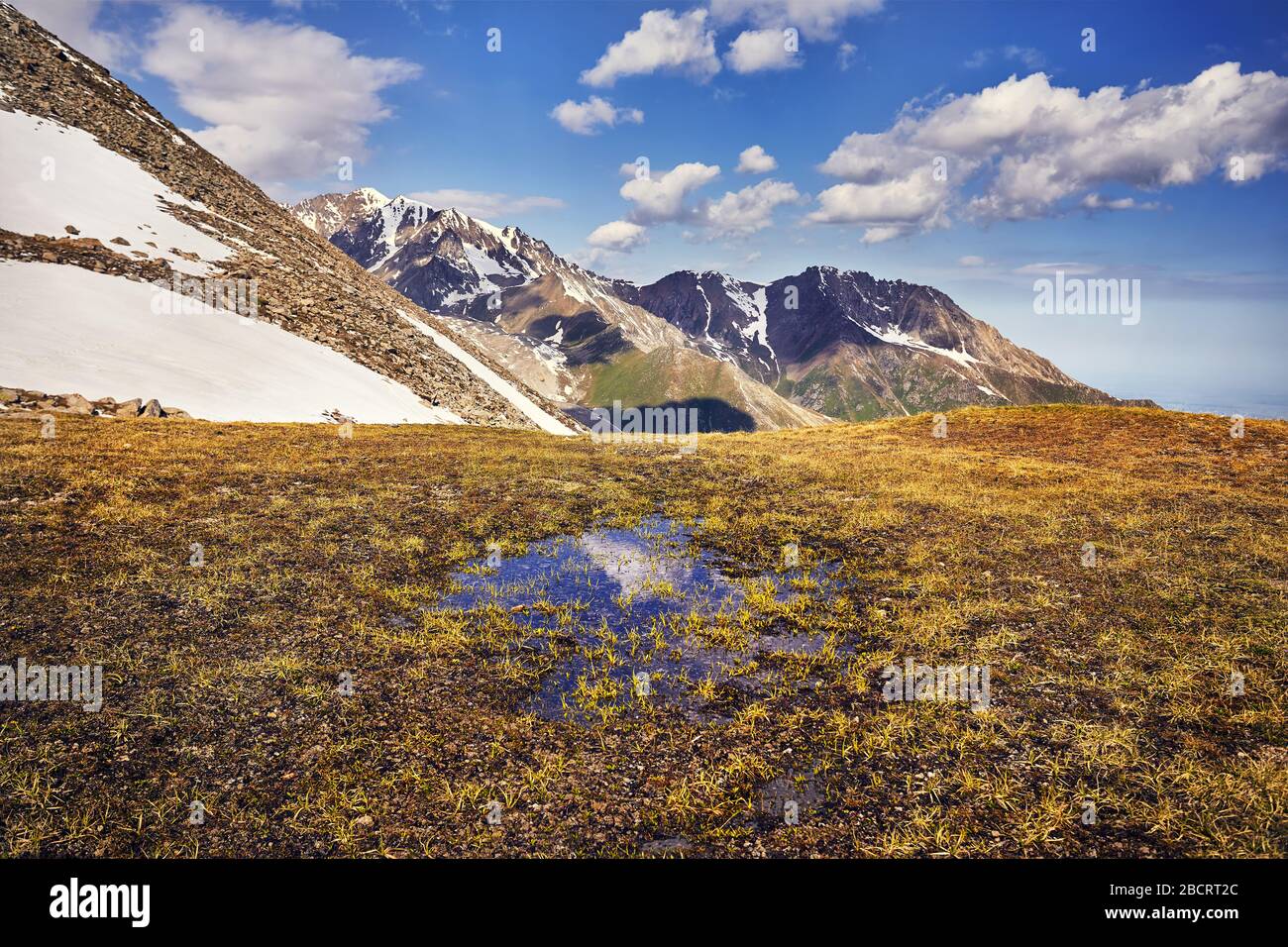 Landschaft der Rocky Mountains mit bewölktem Himmel Hintergrund Stockfoto