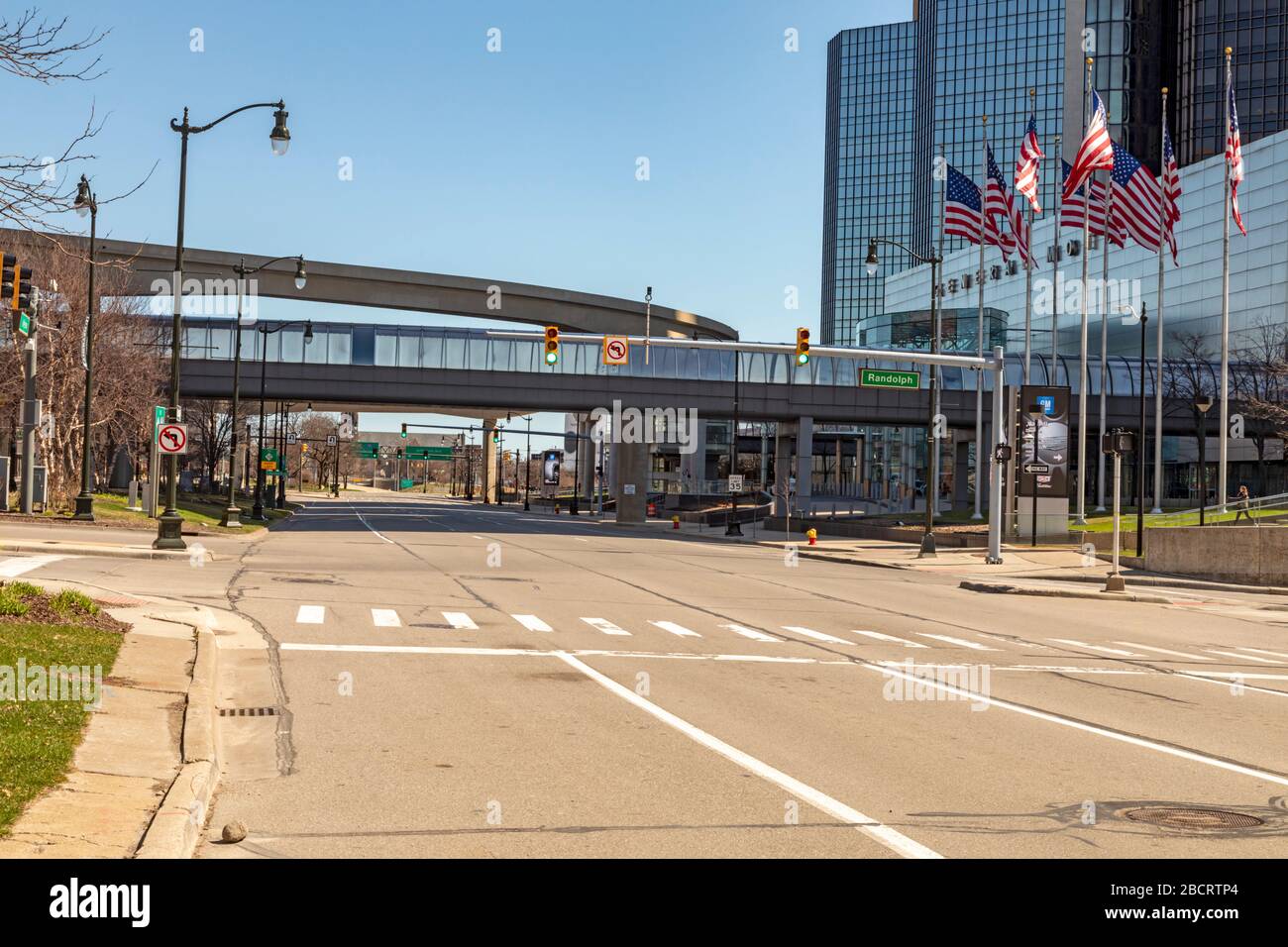 Detroit, Michigan - aufgrund der Coronavirus-Krise ist das Stadtzentrum von Detroit vor dem Hauptsitz von General Motors an einem Wochentag fast verlassen Stockfoto