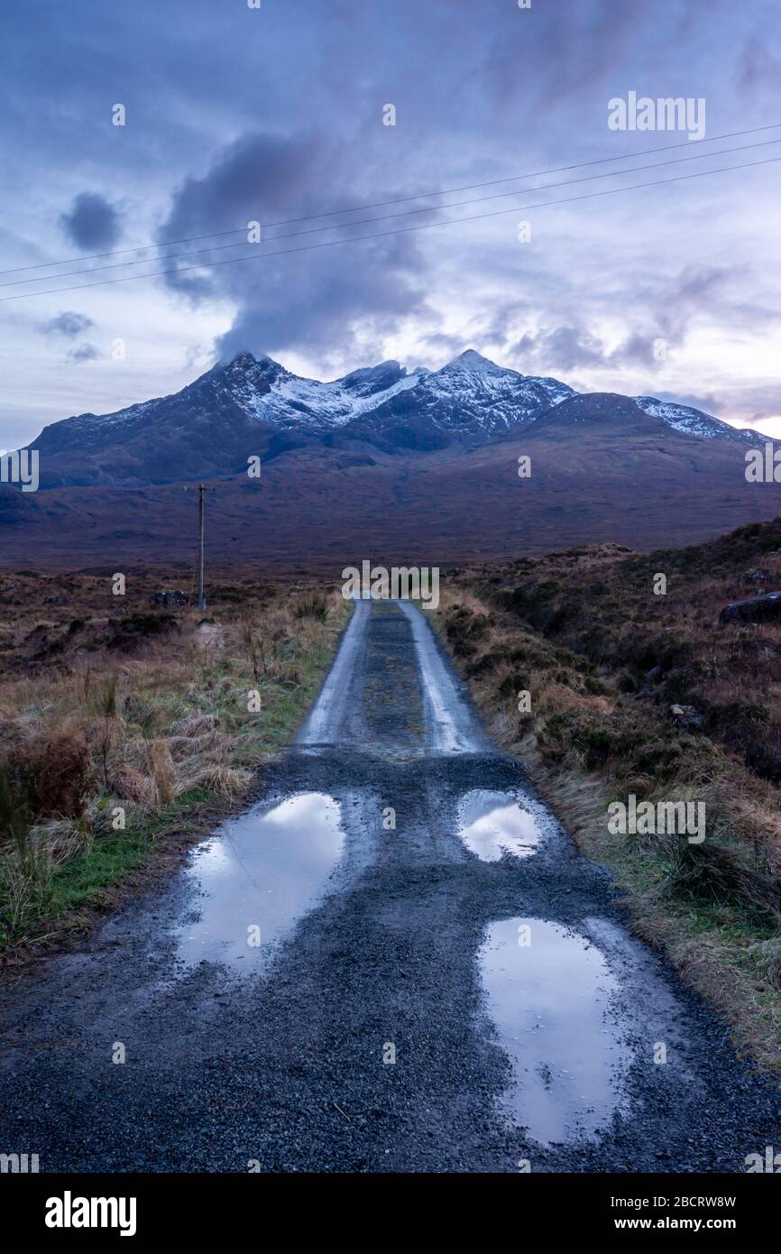 Eine holprige Straße zu den Cuillin Hills auf der Isle of Skye, Schottland, Großbritannien Stockfoto
