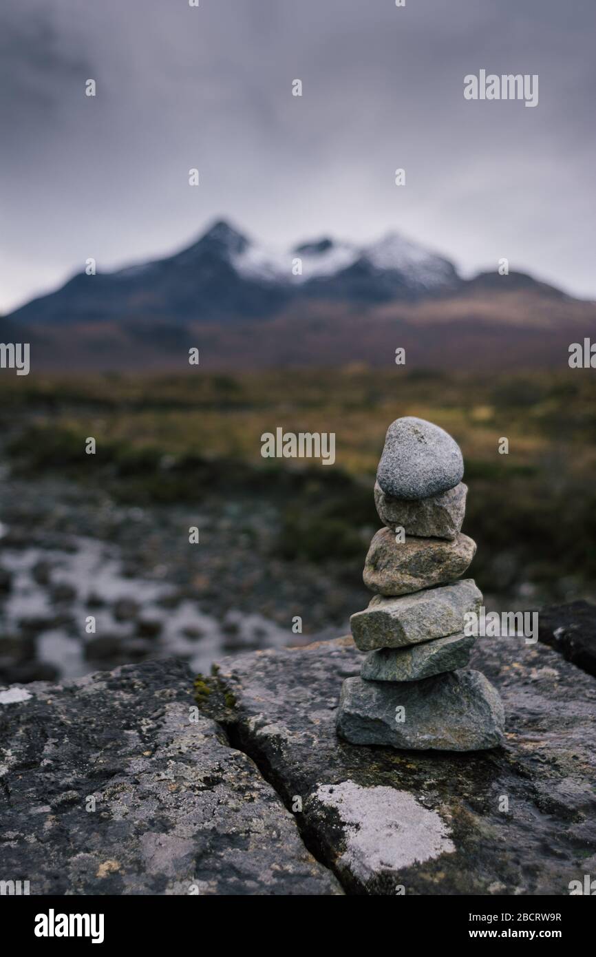 Ein kleiner Kairn auf der Sligachan Old Bridge auf der Isle of Skye, Schottland UK Stockfoto